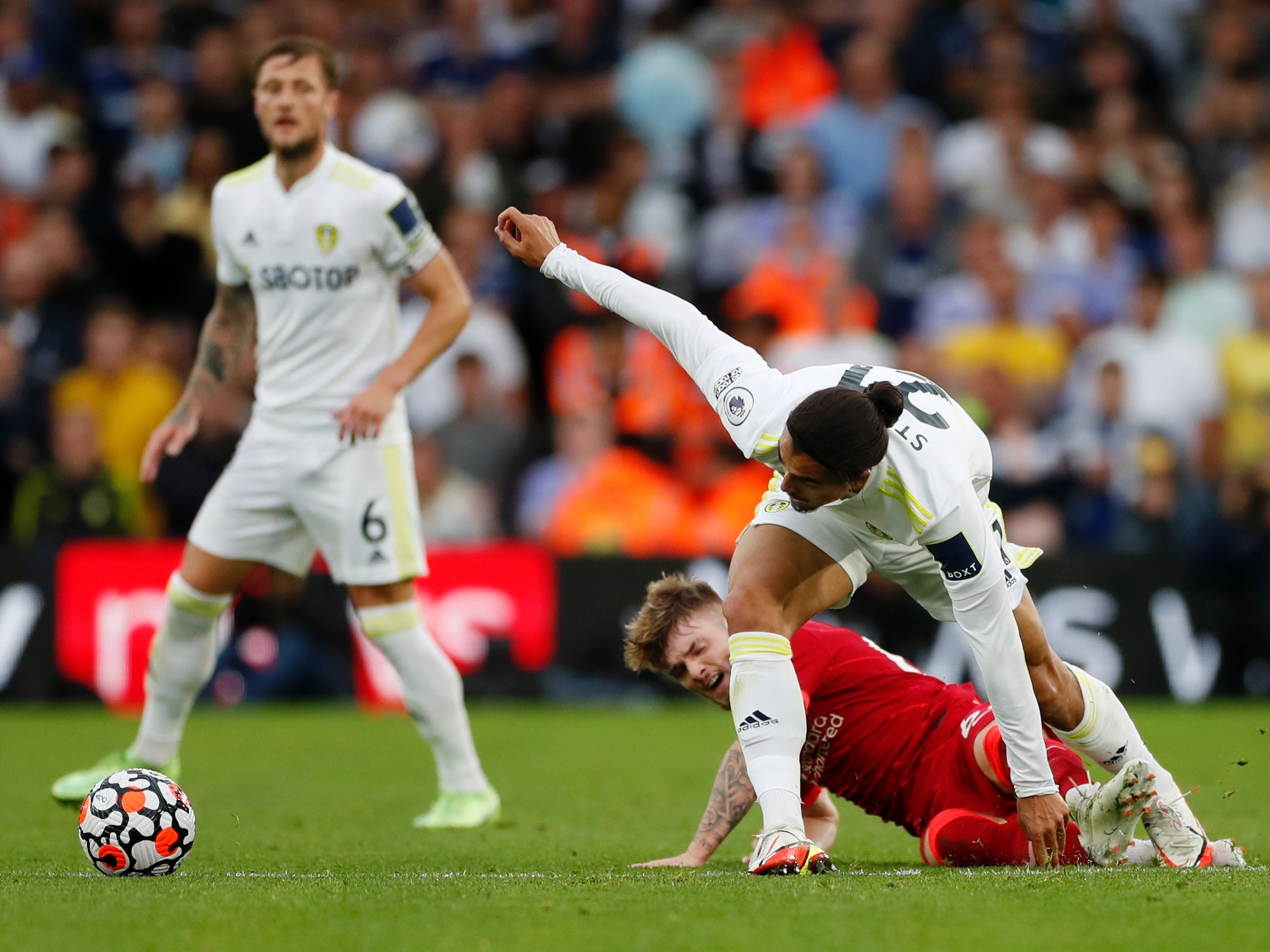 Vídeo: Jogador do Liverpool sofre entrada criminosa e quebra a