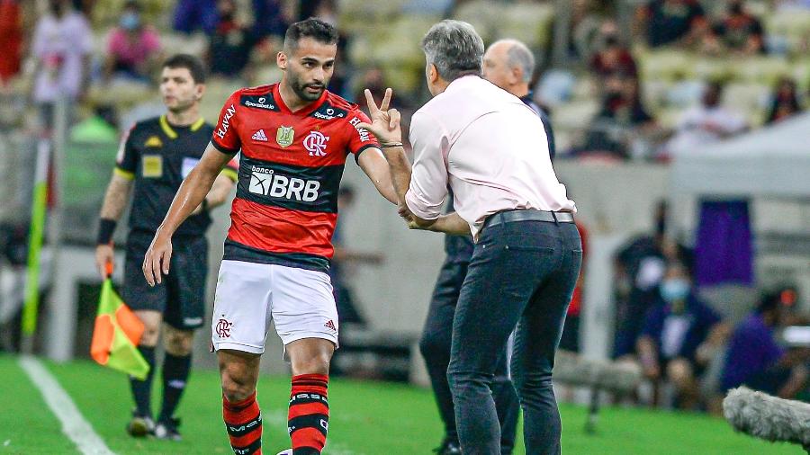 Renato Gaúcho orienta Thiago Maia: volante deve ser um dos titulares do Flamengo contra o Grêmio - Marcelo Cortes/CRF