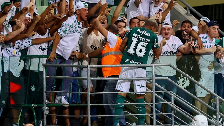 Deyverson comemora gol com a torcida do Palmeiras - Marcello Zambrana/AGIF