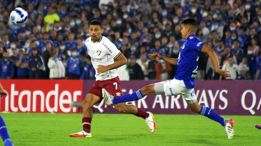 André e Vega disputam a bola durante jogo entre Fluminense e Millonarios (COL) pela Libertadores - Mailson Santana/Fluminense FC