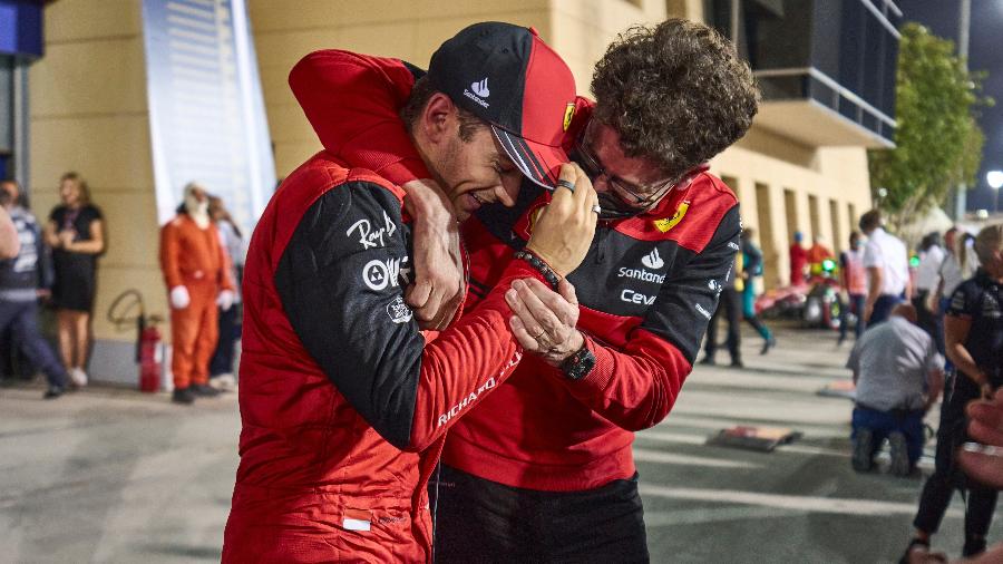Charles Leclerc é abraçado por Mattia Binotto, chefe da Ferrari, no paddock do Bahrein - Ferrari