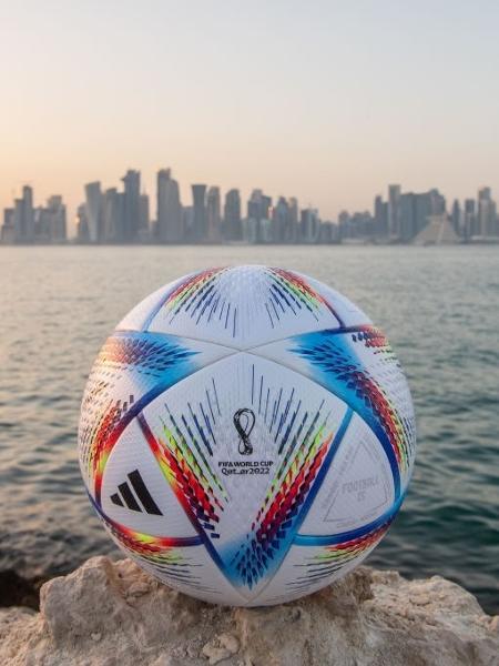 Bola da Copa do Mundo Fifa em primeiro plano, à frente da cidade de Doha, no Qatar - David Ramos/Getty Images