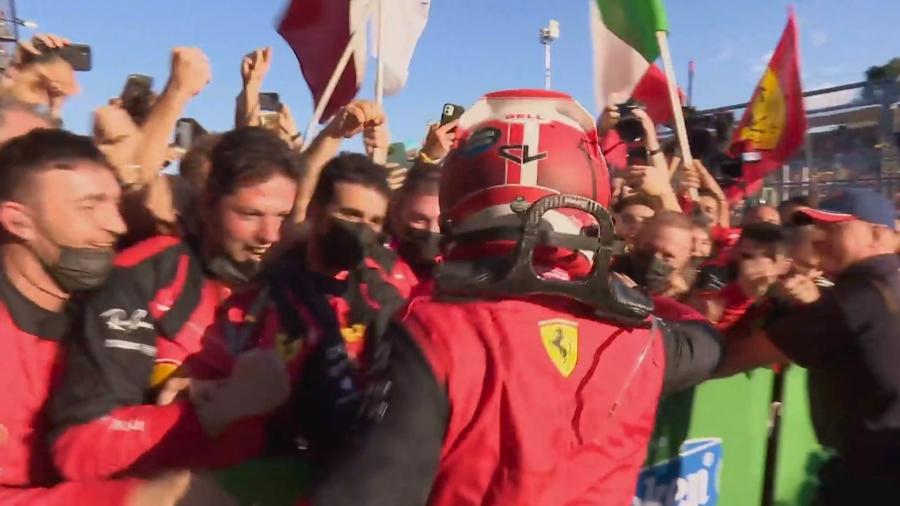 Charles Leclerc comemora a vitória na Austrália com integrantes da Ferrari - F1TV