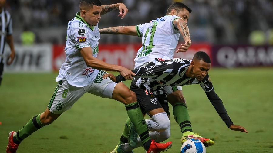 Ademir, do Atlético-MG, disputa a bola com Marlon e Felipe Azevedo, do América-MG - Agência i7/Mineirão