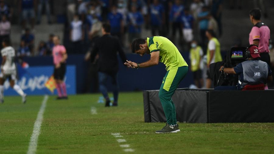 Abel Ferreira na beira do gramado comandando o Palmeiras contra o Emelec, pela Libertadores 2022 - Staff Images / CONMEBOL