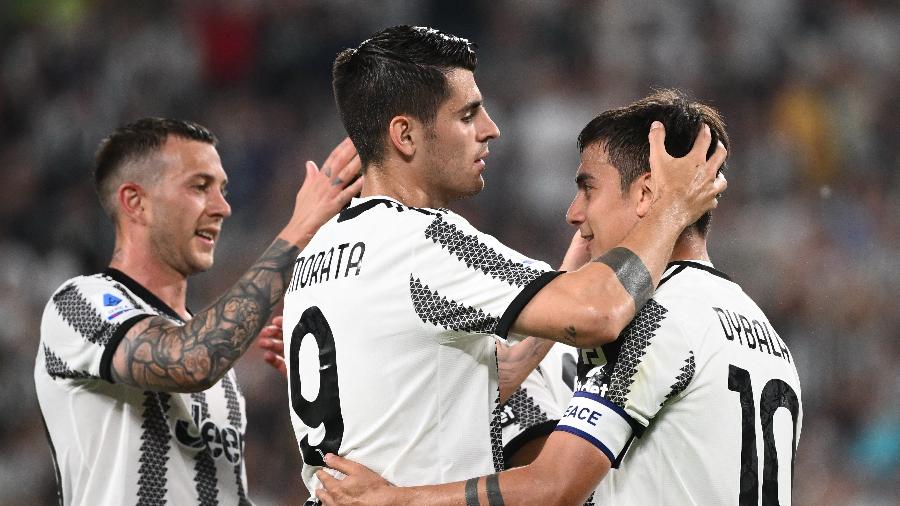 16.5.22 - Alvaro Morata comemora com Dybala seu gol em partida da Juventus contra a Lazio - MARCO BERTORELLO/AFP