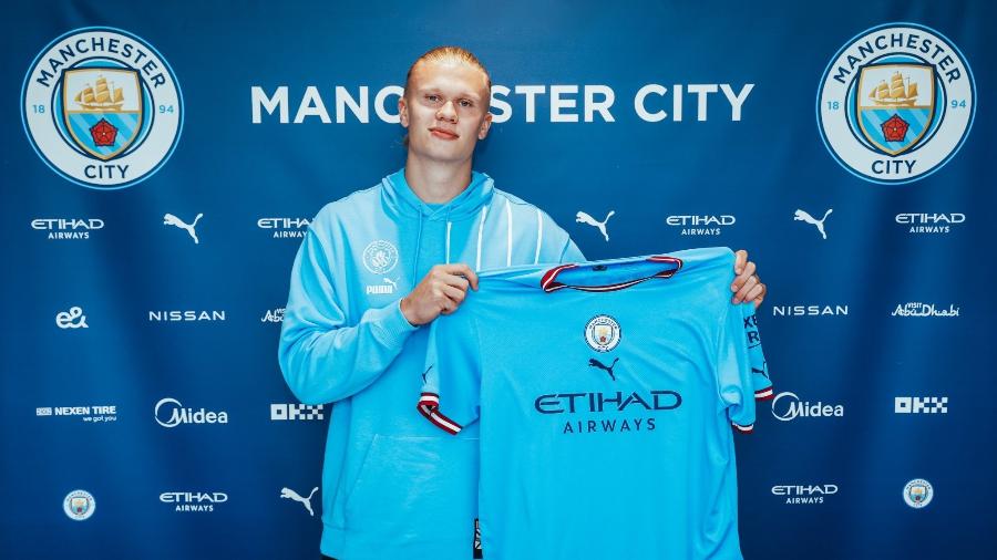 Erling Haaland posa com camisa do Manchester City - Divulgação/Manchester City