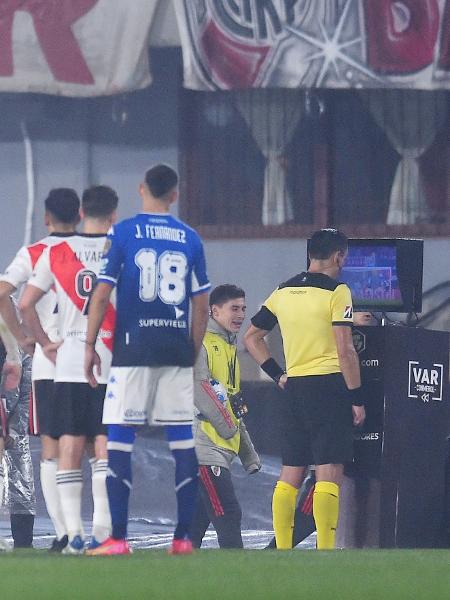 Observado por jogadores de River Plate e Vélez Sarsfield, Roberto Tobar analisa lance de gol no VAR - Marcelo Endelli/Getty Images