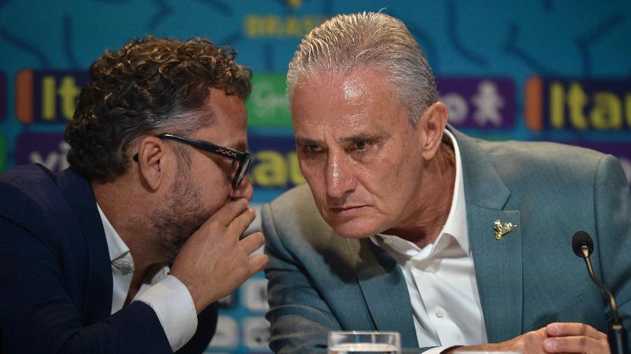 Auxiliar, Cleber Xavier cochicha no ouvido de Tite durante coletiva de imprensa da seleção brasileira - Carl de Souza/AFP