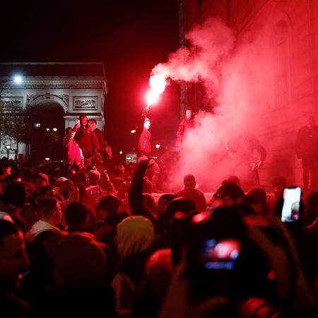 Sinalizadores e bandeiras foram utilizados na festa dos franceses em meio ao frio - Benoit Tessier/Reuters