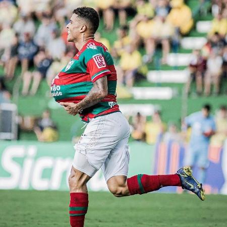 João Victor comemora gol da Portuguesa contra o Mirassol com homenagem ao filho - Reprodução/Instagram