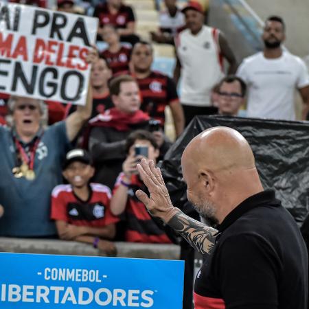 O técnico Jorge Sampaoli acena para a torcida após a vitória do Flamengo sobre o Ñublense, pela Libertadores - Thiago Ribeiro/AGIF