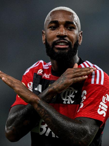 Gerson celebra gol do Flamengo sobre o Vasco em confronto do Campeonato Brasileiro