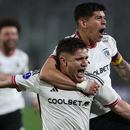 Leonardo Gil, do Colo-Colo, comemora seu gol no jogo de ida do playoff da Sul-Americana, contra o América-MG