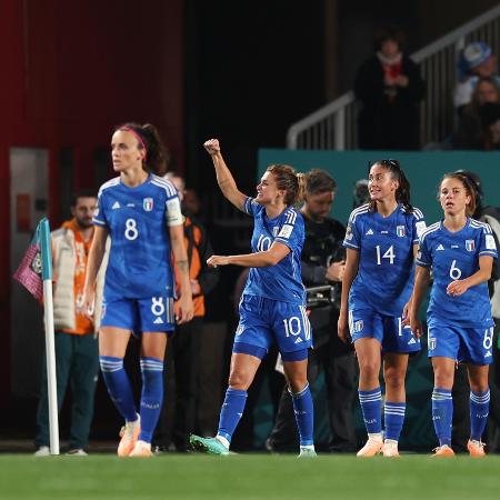 Jogadoras da Itália comemoram gol contra a Argentina na Copa feminina