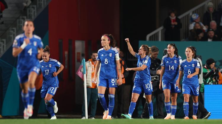 Jogadoras da Itália comemoram gol contra a Argentina na Copa feminina