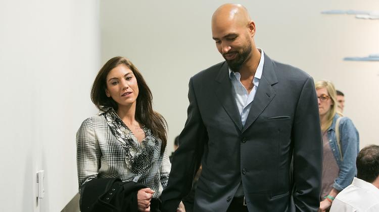 Hope Solo e Jerramy Stevens saindo do Tribunal.  Solo havia sido acusada de agredir sua irmã e sobrinho.