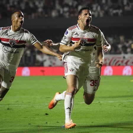 Calleri comemora seu gol no jogo entre São Paulo e San Lorenzo, pela volta das oitavas da Sul-Americana
