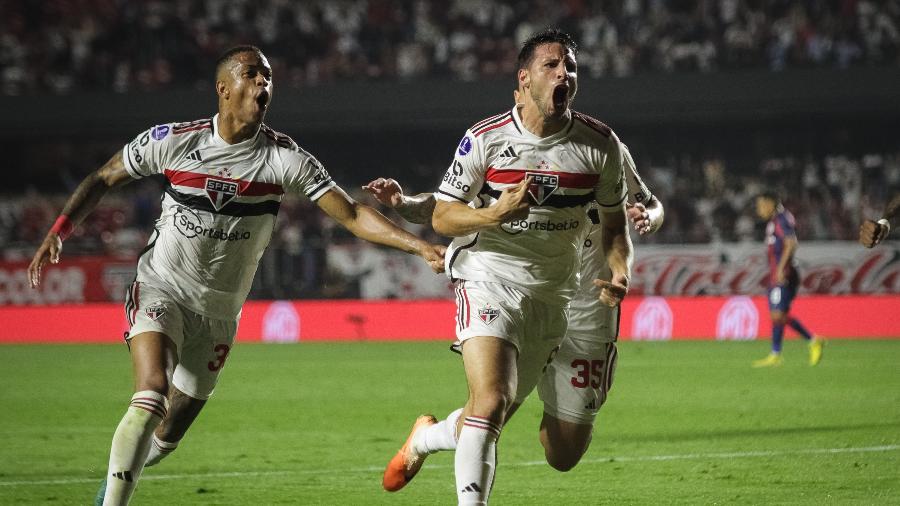 Calleri comemora seu gol no jogo entre São Paulo e San Lorenzo, pela volta das oitavas da Sul-Americana