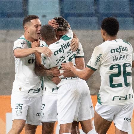 Jogadores do Palmeiras comemoram gol de Richard Ríos contra o Cuiabá