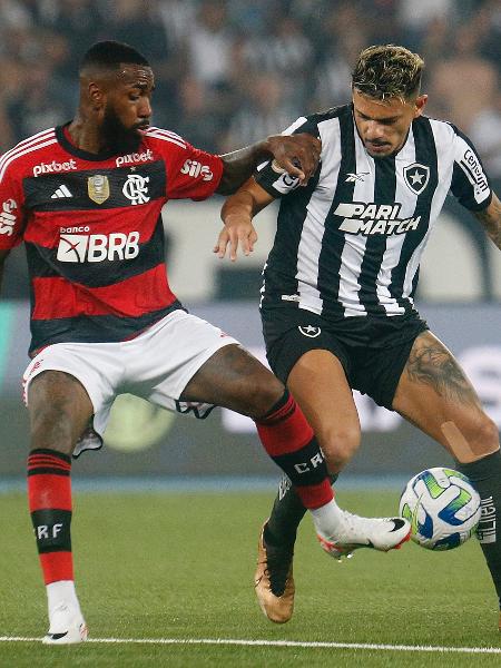 Gerson, do Flamengo, e Tiquinho Soares, do Botafogo, brigam pela bola em partida do Campeonato Brasileiro