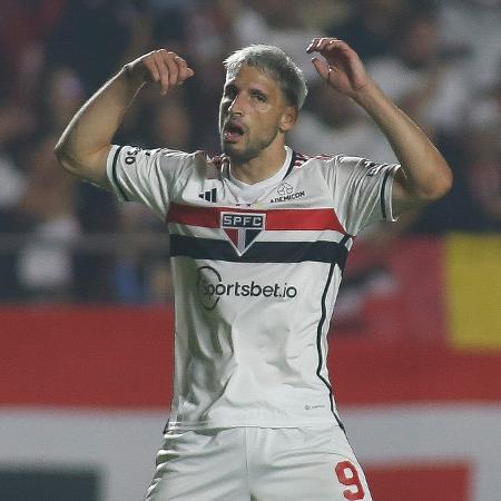 Calleri comemora gol do São Paulo sobre o Corinthians em jogo do Campeonato Brasileiro