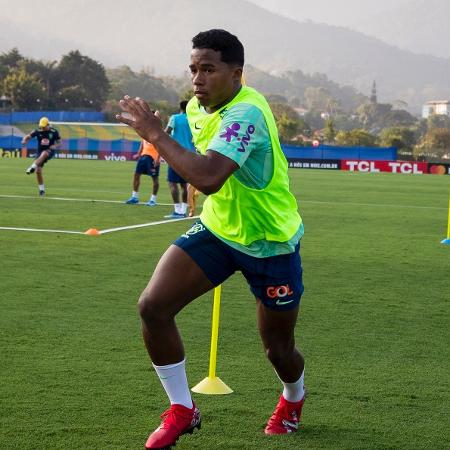 Endrick durante treino da seleção brasileira na Granja Comary