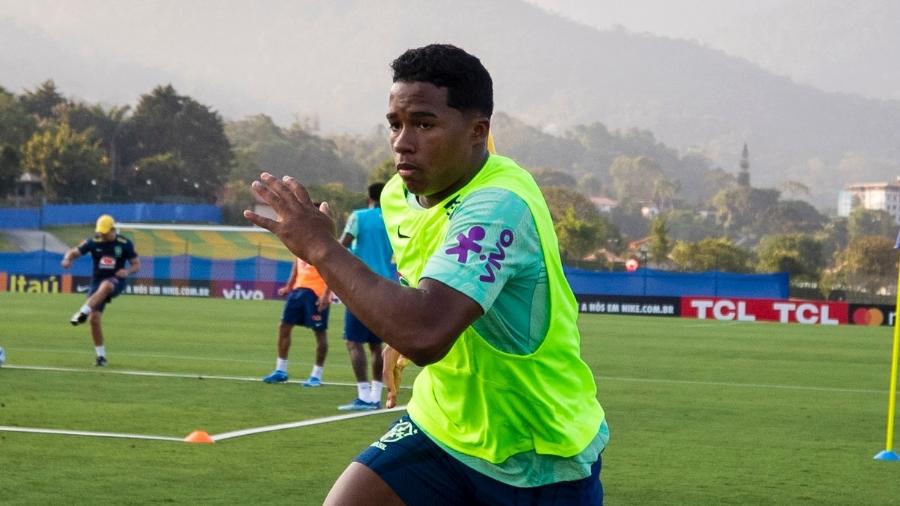 Endrick durante treino da seleção brasileira na Granja Comary