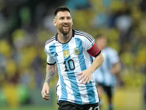 Messi divide Maracanã entre aplausos e vaias em atuação apagada