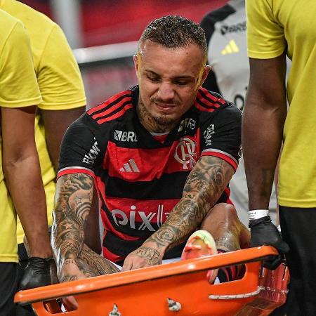 Everton Cebolinha deixou Flamengo x São Paulo por lesão ainda no 1° tempo