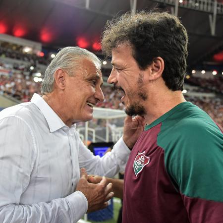 Tite, treinador do Flamengo, e Fernando Diniz, técnico do Fluminense, se cumprimentam antes de jogo do Campeonato Brasileiro de 2023