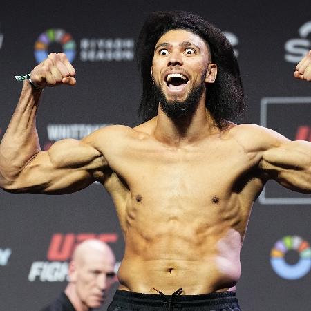 Johnny Walker, lutador brasileiro, durante pesagem para o UFC Arábia Saudita