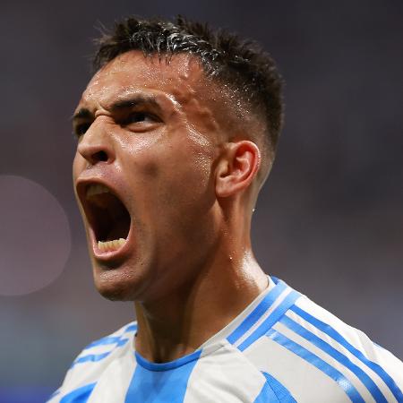 Lautaro Martínez comemora gol da Argentina