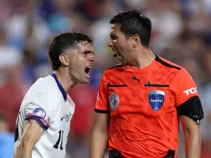 Pulisic chama árbitro para comemorar com Uruguai após eliminação dos EUA