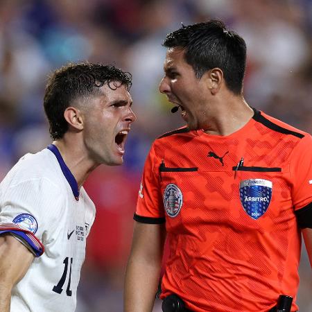 Christian Pulisic reclama com árbitro durante partida da Copa América - Jamie Squire/Getty Images via AFP
