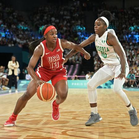 Jackie Young, dos EUA, e Amukamara, da Nigéria, nas quartas do basquete feminino nas Olimpíadas 2024