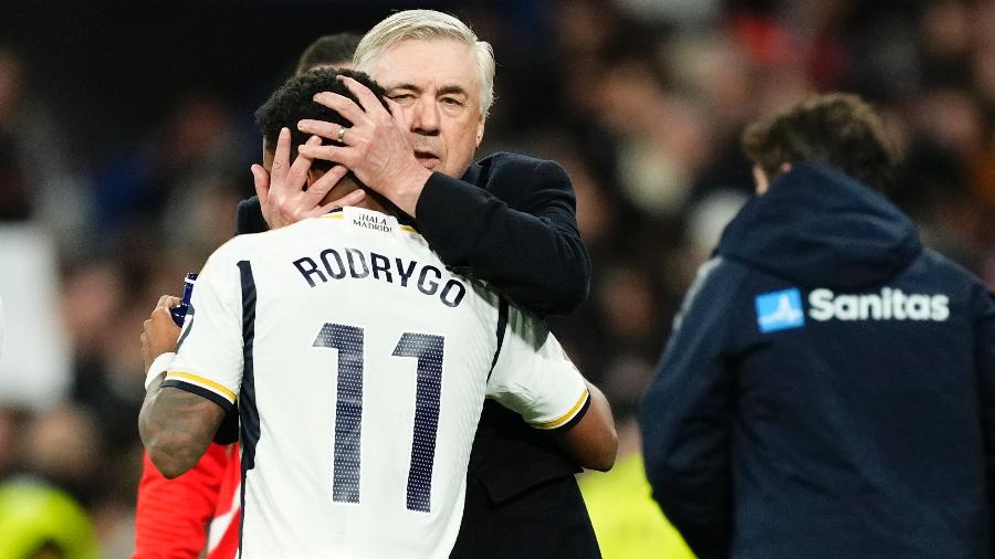 Carlo Ancelotti abraça Rodrygo durante jogo do Real Madrid no Campeonato Espanhol 2023/24 Carlo Ancelotti abraça Rodrygo durante jogo do Real Madrid no Campeonato Espanhol 2023/24