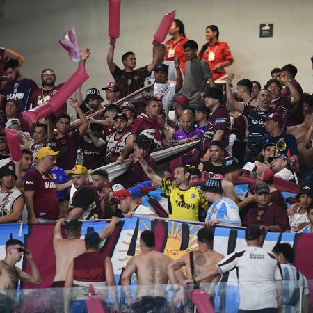 Torcedores do Lanús durante jogo contra o Cruzeiro pela Sul-Americana - GLEDSTON TAVARES/AFP