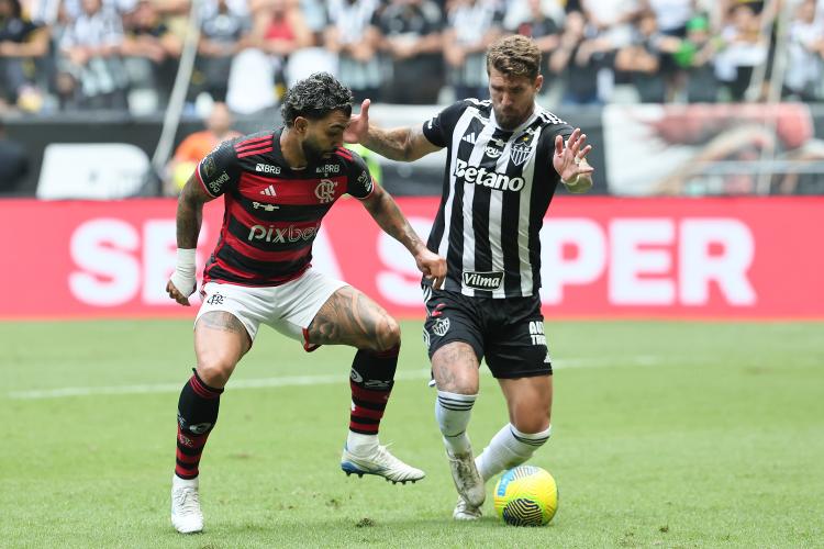 Gabigol e Lyanco em ação durante final da Copa do Brasil entre Atlético-MG e Flamengo