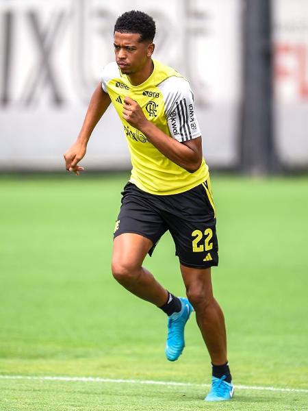 Carlinhos, atacante do Flamengo, durante treino no Ninho do Urubu