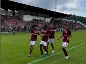 Flamengo goleia com gol de caçula e assume liderança do grupo na Copinha