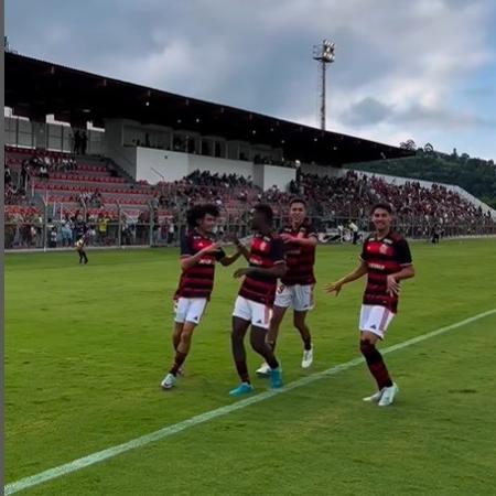 Jogadores do Flamengo celebram gol contra o Cruzeiro-PB na estreia na Copinha - Reprodução Instagram Flamengo