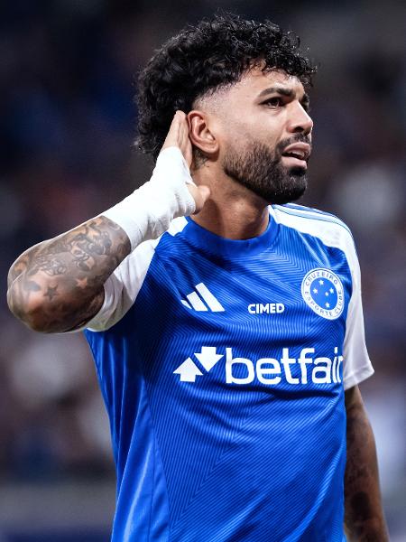 Gabigol comemora seu gol pelo Cruzeiro sobre o Flamengo, seu ex-clube