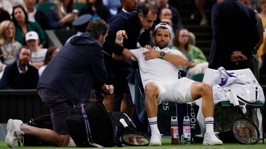 Grigor Dimitrov recebe atendimento médico nas oitavas de final de Wimbledon em 2025 Grigor Dimitrov recebe atendimento médico nas oitavas de final de Wimbledon em 2025