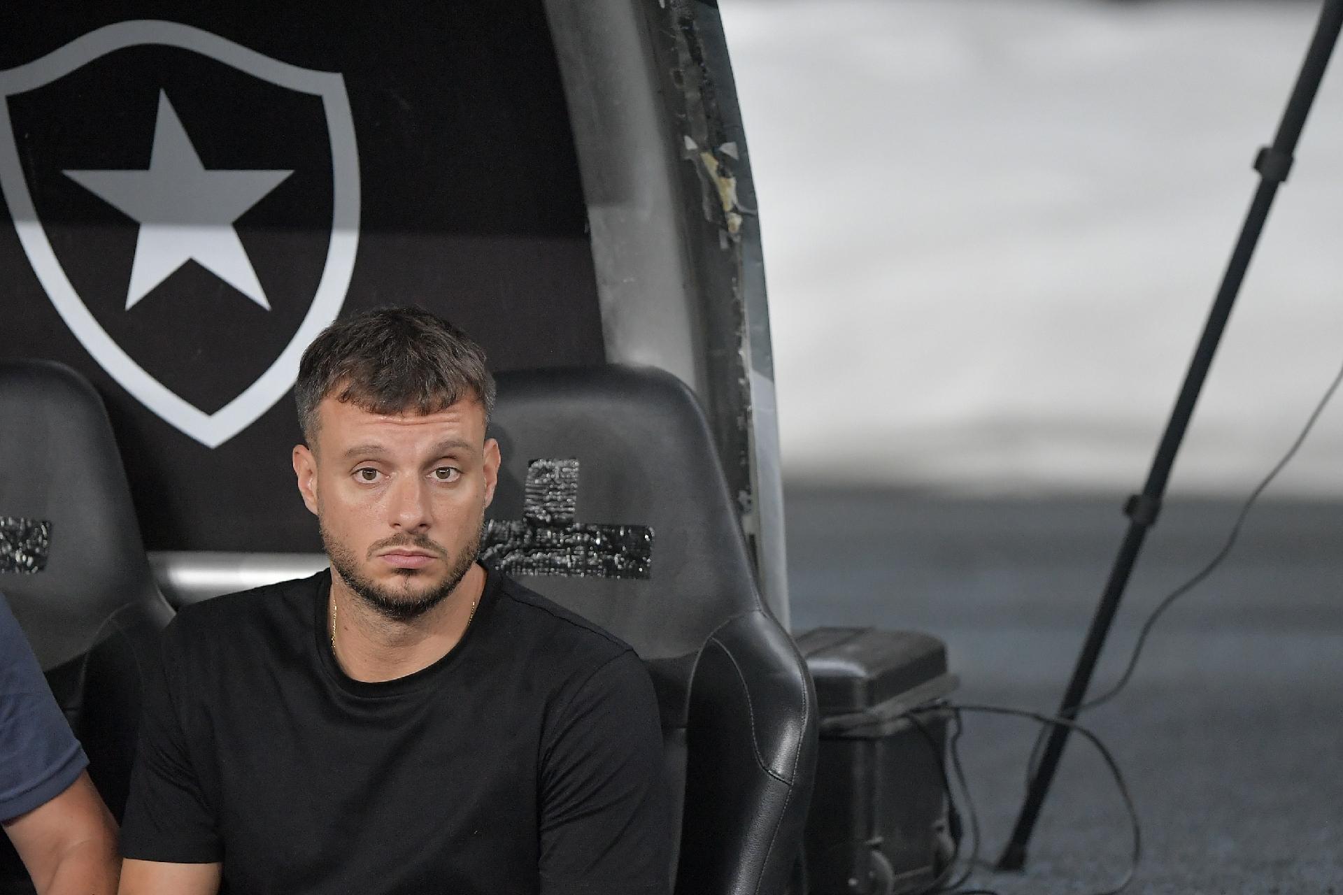 Martin Anselmi olha para o campo antes de Botafogo x Flamengo - undefined