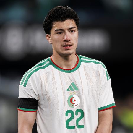 Ibrahim Maza, da Argélia, em ação durante amistoso contra o Uruguai