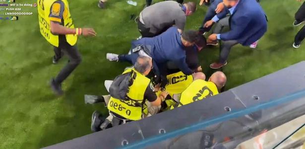 Torcedor é 'engolido' por seguranças ao tentar invadir campo na Copa; veja