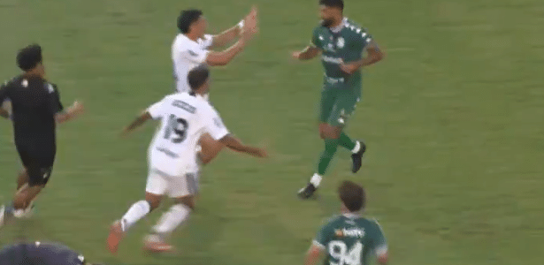 Ex-Palmeiras, Luan soca adversários após expulsão por cotovelada na Série D