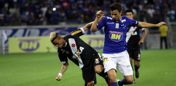 Rafael Silva e Henrique disputam a bola no confronto entre Cruzeiro e Vasco pelo Campeonato Brasileiro - FERNANDO MICHEL/AGÊNCIA O DIA/ESTADÃO CONTEÚDO