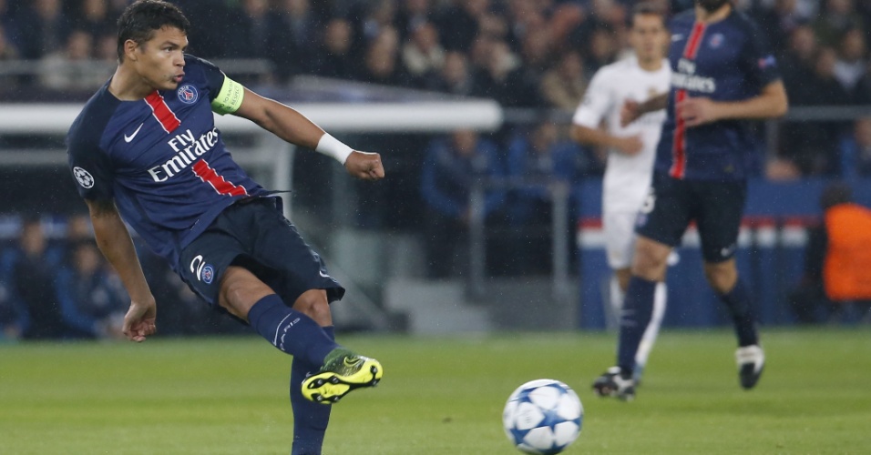 Thiago Silva tenta dar passe em profundidade na partida entre PSG e Real Madrid pela Liga dos Campeões